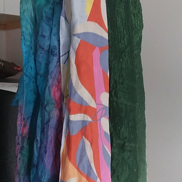 Woman's scarves some polyester some silk - Picture 4 of 5